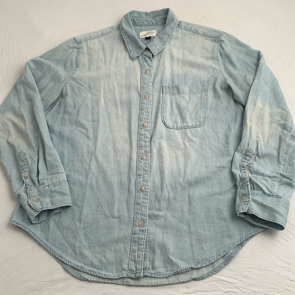 Universal Threads Light Wash Distressed Denim But… - image 5